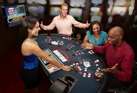 Почему онлайн казино привлекают игроков женщин